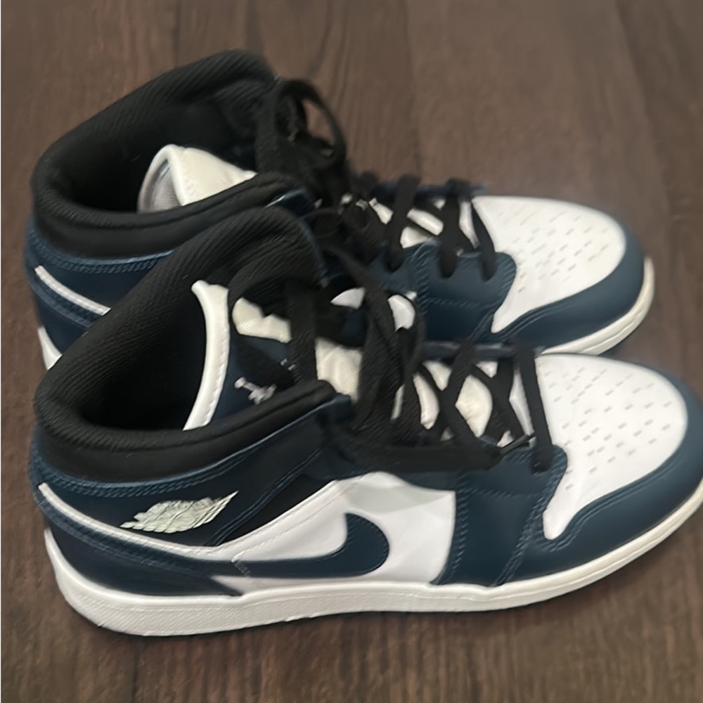 Jordan’s- Armory Navy and white size 6.5 big kids